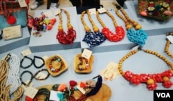Produk Perhiasan dari barang bekas Semomondeezy (foto: Naratama/VOA).