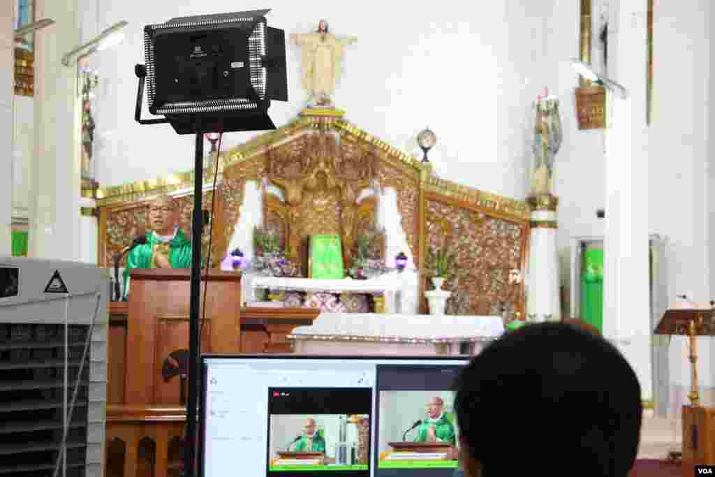 ကိုဗစ်ကာလ မန္တလေးမြို့၊ ရွှေနှလုံးတော် Cathedral ဘုရားကျောင်းမှာ ဝတ်ပြုဆုတောင်းနေကြတဲ့ မြင်ကွင်းတချို့။ (သြဂုတ် ၂၃၊ ၂၀၂၀)