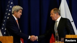 존 케리 미국 국무장관(왼쪽)과 세르게이 라브로프 러시아 외무장관이 기자회견 후 악수를 하고 있다. 