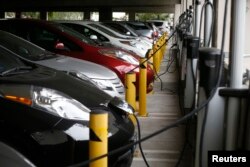 Barisan mobil listrik yang terparkir di garasi Universitas California, Irvine, sedang mengisi daya pada 26 Januari 2015. (Foto: Edison Labs/Reuters/Lucy Nicholson)