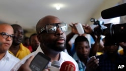 Rapero haitiano-estadounidense Wyclef Jean habla con los medios en Port-au-Prince, Haití, nov. 20, 2016.