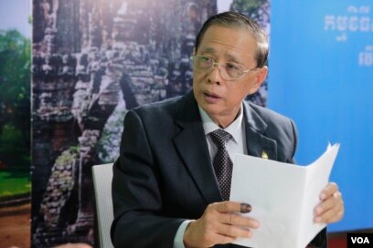 លោក​ សុខ​ ឥសាន​ អ្នក​នាំពាក្យ​គណបក្ស​ប្រជាជន​កម្ពុជា​ ថ្លែង​ប្រាប់​ VOA Khmer​ អំពីលទ្ធផល​នៃការ​បោះឆ្នោត​ឃុំ-សង្កាត់ អណត្តិទី៤​ នៅ​ទីស្នាក់ការ​គណបក្ស​ប្រជាជន​កម្ពុជា នៅរាជធានីភ្នំពេញ,​ ថ្ងៃទី០៥​ ខែមិថុនា​ ឆ្នាំ២០១៧។ (ខាន់​ សុគុំមនោ​/ VOA)