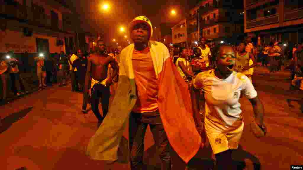 Les supporters ivoiriens célèbrent, à Abidjan, le sacre de leur équipe nationale après la victoire en finale à la CAN 2015 contre le Ghana, le 8 février 2015.