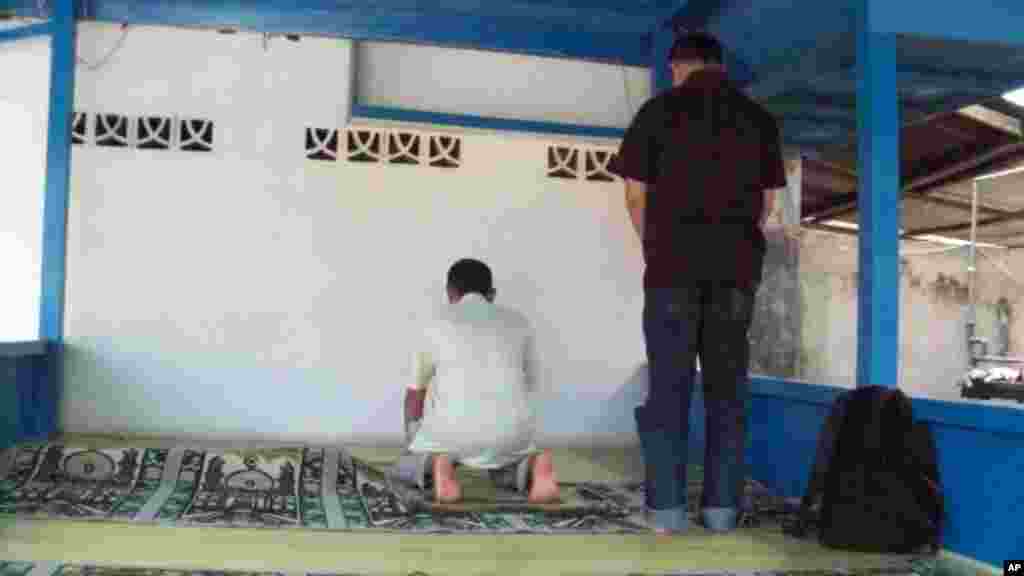 Preacher Salman Iqbal leads post-earthquake prayer in Ulee Kareng, Banda Aceh. (VOA Photo - Budi Nahaba)