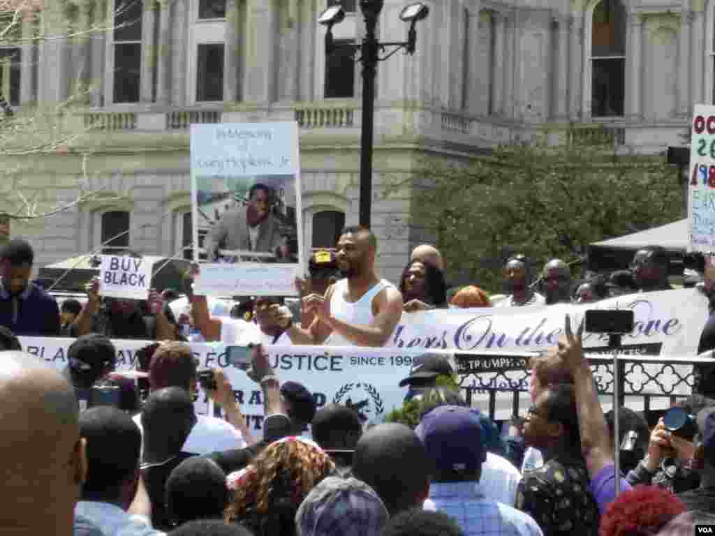 A man speaks to protesters marching against police brutality and in support of Baltimore in Baltimore, Maryland, May 2, 2015. (R. Muntu/VOA)