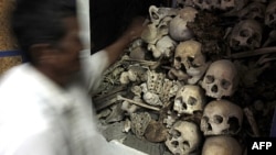 Xương và sọ của nạn nhân Khmer Đỏ tại một đền thờ ở Phnom Sampove, tỉnh Battambang, 314 km về phía tây bắc Phnom Penh.