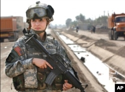 美国第101空降兵师的女兵在伊拉克站岗（资料图片）