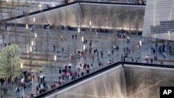 Drvo kruške, koje je preživelo pod ruševinama Svetskog trgovinskog centra, odneto je u rasadnik a posle više godina ponovo presadjeno kod spomenika žrtvama terorističkih napada 11. septembra.