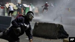 Manifestantes antigubernamentales chocan con las fuerzas armadas en Caracas, el viernes 26 de mayo.