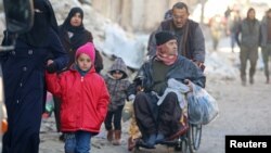 15일 시리아 반군이 점령하고 있는 알레포 동부에서 민간인들이 탈출하고 있다.