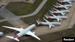 Pesawat maskapai American Airlines diparkir di Tulsa, Oklahoma sebagai dampak pandemi Covid-19 yang menyebabkan pengurangan penerbangan secara drastis. 