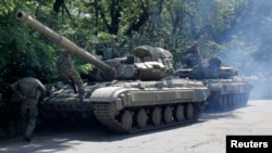 Các binh sĩ thân Nga chuẩn bị di chuyển trong xe tăng trên con đường gần thị trấn Yanakiyevo, Donetsk, miền đông Ukraine, 20/6/2014