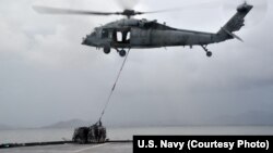 အေမရိကန္စစ္သေဘၤာေပၚက A MH-60s ရဟတ္ယာဥ္တစင္း ဖိလစ္ပိုင္အစိုးရရဲ႕ Damayan မုန္တုိင္းသင့္ျပည္သူေတြ ကယ္ဆယ္ေရး အစီအစဥ္မွာ ပါဝင္ကူညီၿပီး ေဝးလံေခါင္ဖ်ားေဒသက မုန္တုိင္းသင့္ျပည္သူေတြအတြက္ ေရသန္႔ပို႔ေဆာင္စဥ္။ (ႏုိဝင္ဘာ ၁၅၊ ၂၀၁၃)