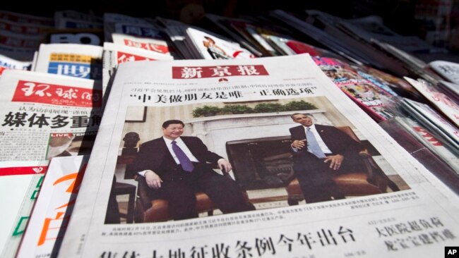 新京报在一个街头报摊上。2012年2月16日