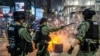 香港警察在旺角街头阻止香港抗议者设立路障。（2020年5月27日）