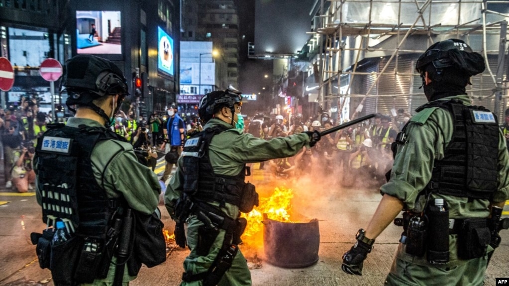 香港警察在旺角街头阻止香港抗议者设立路障。（2020年5月27日）