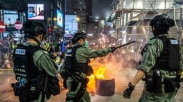香港警察在旺角街头阻止香港抗议者设立路障。（2020年5月27日）