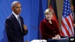 U.S. President Barack Obama, left, and German Chancellor Angela Merkel attend a press conference after a meeting in the chancellery in Berlin, Germany, Nov. 17, 2016. 