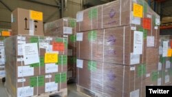 Similar a la ayuda almacenada en Cúcuta, Colombia, estos nuevos paquetes contienen cuatro kits de asistencia médica de emergencia, con medicinas y suministros médicos.