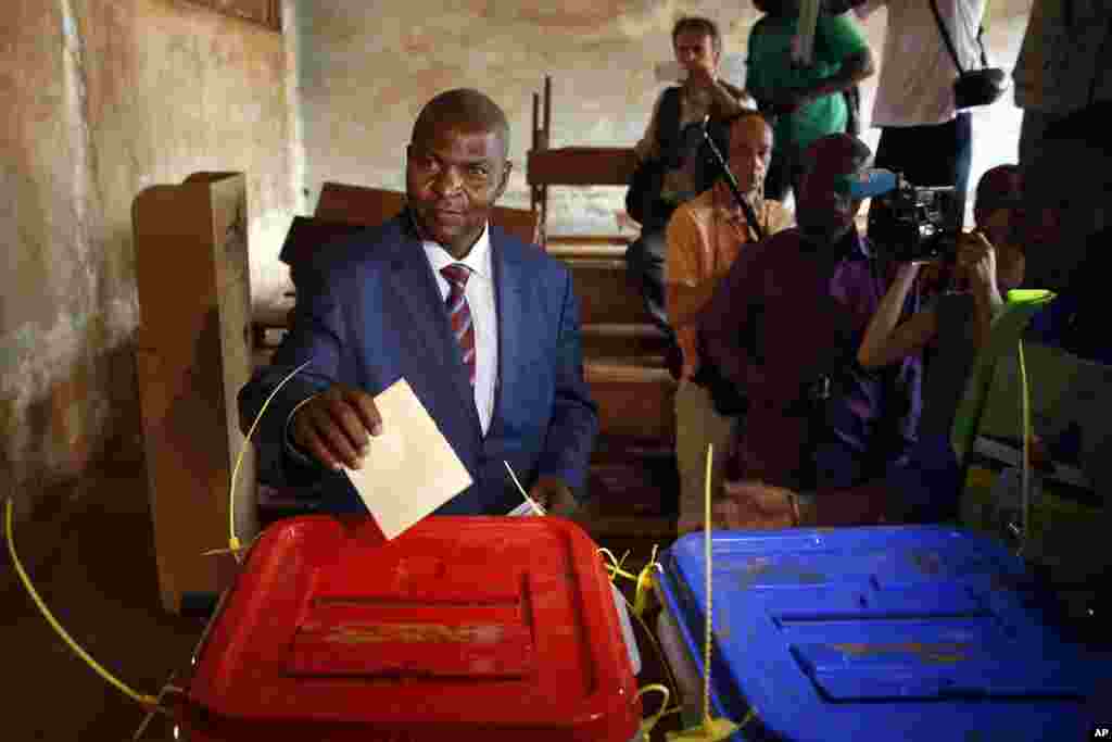 L&#39;ancien Premier ministre Faustin Archange Touadera, l&rsquo;un de deux candidats au second de la présidentielle, en train de voter à Bangui, en République centrafricaine, 14 février 2016.