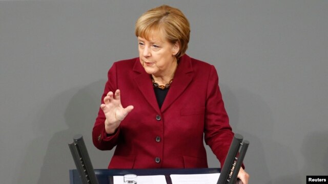 La canciller alemana, Angela Merkel, habló ante la cámara baja del Parlamento, en Berlín, el jueves, 15 de octubre de 2015.