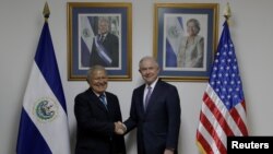 El presidente de El Salvador, Salvador Sanchez Ceren (izquierda), estrecha la mano del secretario de Justicia de EE.UU. Jeff Sessions, durante una visita a San Salvador el jueves, 27 de julio de 2017.