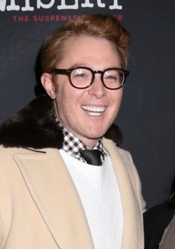 Penyanyi Clay Aiken tampil dalam acara pembukaan pertunjukkan Broadway "Misery" di New York, pada 15 November 2015. (Foto: Invision/AP/Greg Allen)