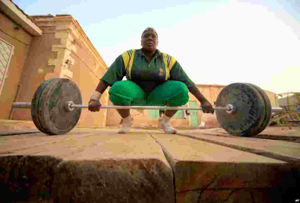 A member of Sudan's first women's weightlifting team trains in Khartoum April 18, 2011. REUTERS/Mohamed Nureldin Abdallah (SUDAN - Tags: SPORT WEIGHTLIFTING SOCIETY)