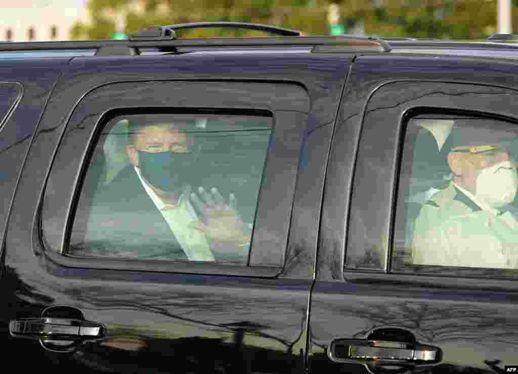 صدر ٹرمپ بھی اتوار کو کچھ دیر کے لیے اسپتال سے باہر آئے اور گاڑی سے ہی اپنے حامیوں کے نعروں کا ہاتھ ہلا کر جواب دیا۔