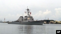 美國海軍“本福德號”驅逐艦星期一抵達中國北海艦隊基地港口青島。
