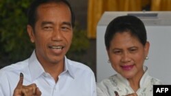 17일 인도네시아에서 총선과 대선이 실시된 가운데, 조코 위도도 대통령과 부인 이리아나 여사가 자카르타의 한 투표소에서 투표했다.