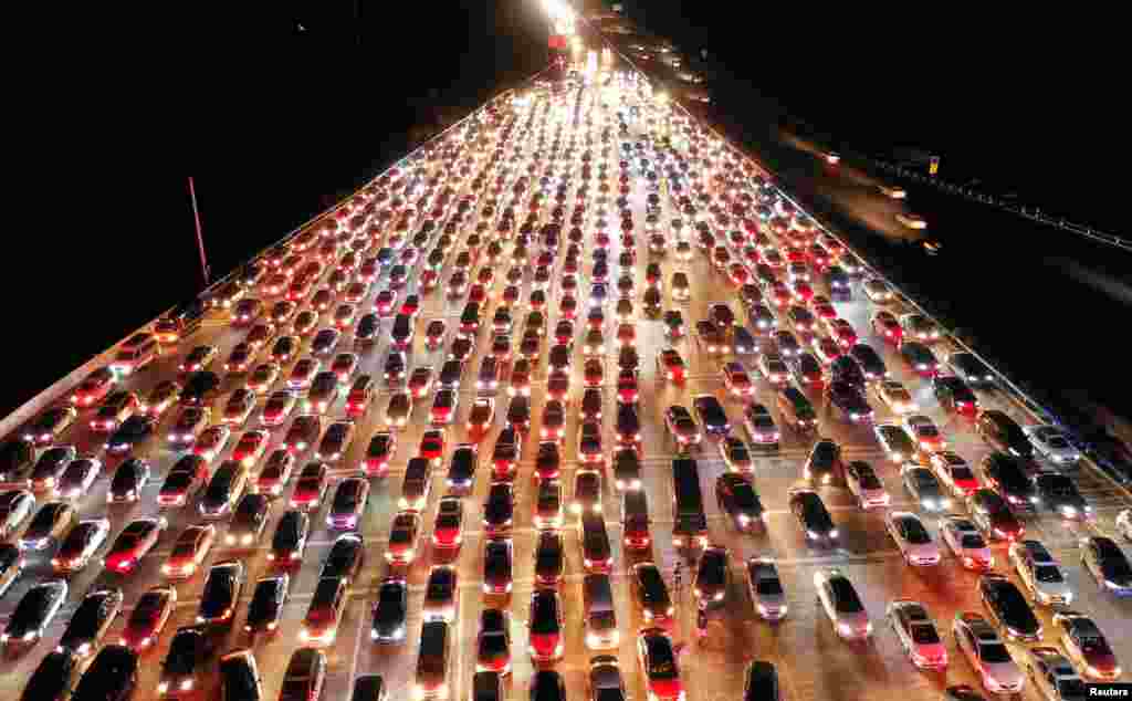 Vehicles are seen jammed on a express way near a toll station, at the end of the Mid-Autumn Festival holiday, in Zhengzhou, Henan province, China, Sept. 24, 2018.