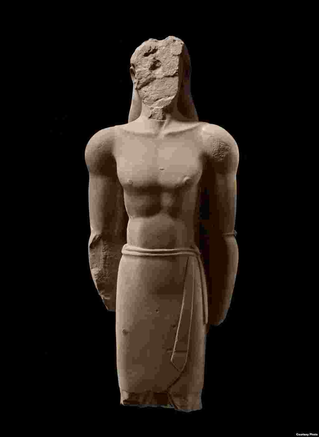 This statue, with its formal pose and well-defined musculature, is from 4th-3rd century BCE. An inscription on another statue helps identify them as kings of the Lihyanite dynasty. (Freer Sackler Galleries/Smithsonian Museum) 