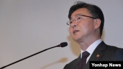 홍용표 한국 통일부 장관이 지난 3일 서울 중구 플라자호텔에서 열린 북한인권법 제정 1주년 기념 행사에서 축사하고 있다. (자료사진)