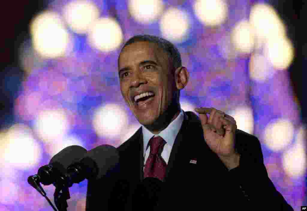 El árbol navideño nacional brilla en el fondo mientras el presidente Obama da su discurso.