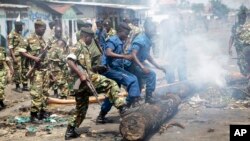 Emeutes dans le quartier de Cibitoke à Bujumbura, au Burundi, 25 mai 2015. (AP Photo/Berthier Mugiraneza)