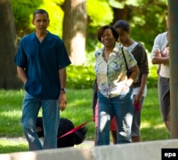 Tổng thống Obama đi dạo cùng phu nhân và mẹ trên con đường gần nhà ông ở Chicago, bang Illinois, Mỹ ngày 29/5/2010.