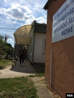 Entrance to the refugee camp at Bicske. (L. Ramirez/VOA)