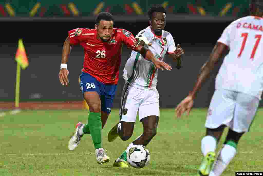 Gambia&#39;s defender Ibou Touray (L) is challenged by Mauritania&#39;s forward Idrissa Thiam during the football match between the two countries.