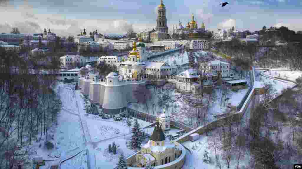 کلیسای اورتودوکس شهر کیف پایتخت اوکراین که حدود ۱۰۰۰ قدمت دارد.