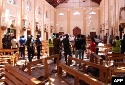 Fuerzas de seguridad de Sri Lanka inspeccionan la iglesia de San Sebastián, en Negombo, al norte de Colombo la capital de la nación, luego de una explosión el Domingo de Pascua, 21 de abril de 2019.