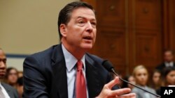 Direktur FBI James Comey saat memberikan keterangan di depan komisi Kongres AS 28 September lalu (foto: dok).