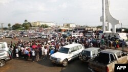 Des partisans de l'opposition gabonaise assistent à un rassemblement contre une modification de la constitution gabonaise par la Cour constitutionnelle afin de remédier à l'absence du président hospitalisé à Riyad pendant un mois, le 23 novembre 2018.