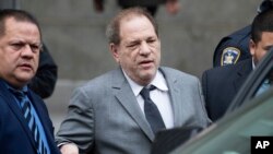 Harvey Weinstein, au centre, quitte le tribunal à la suite d'une comparution, le vendredi 6 décembre 2019 à New York. (Photo AP / Mark Lennihan)