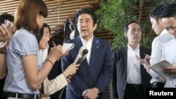 2014年7月3日日本首相安倍晋三在官邸对媒体谈话