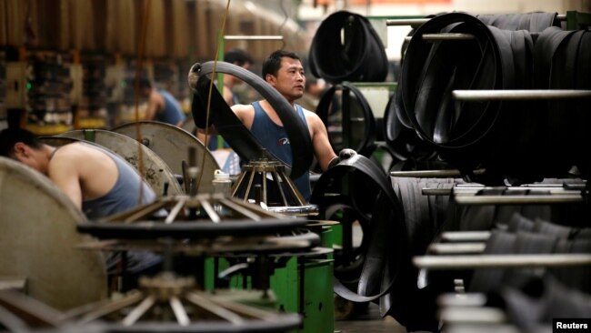 中国河北邢台万达轮胎公司的工人正在生产出口美日的汽车轮胎生产线上工作。（2019年5月21日）