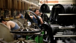 中国河北邢台万达轮胎公司的工人正在生产出口美日的汽车轮胎生产线上工作。（2019年5月21日）