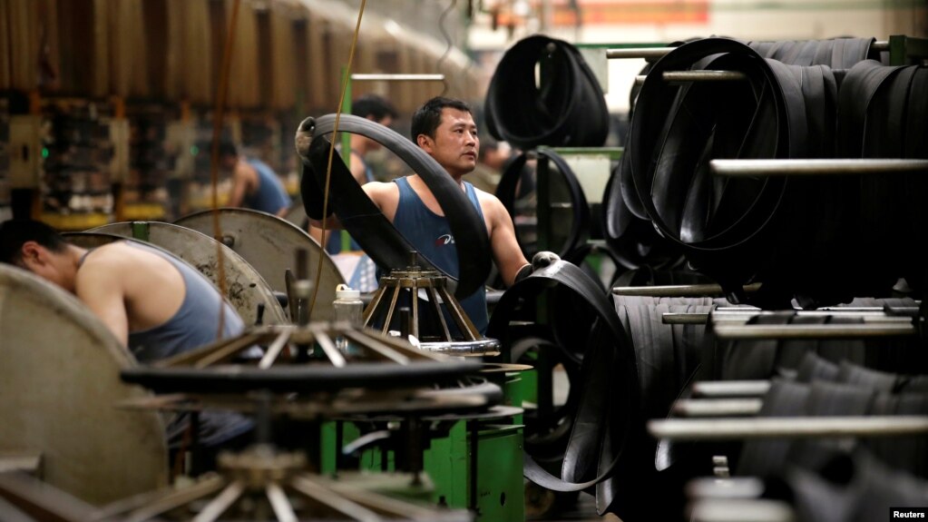 中国河北邢台万达轮胎公司的工人正在生产出口美日的汽车轮胎生产线上工作。（2019年5月21日）(photo:VOA)