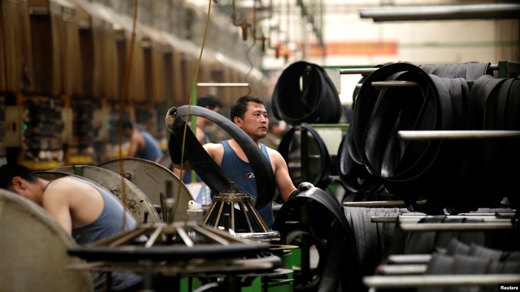 中国河北邢台万达轮胎公司的工人正在生产出口美日的汽车轮胎生产线上工作。（2019年5月21日）(photo:VOA)