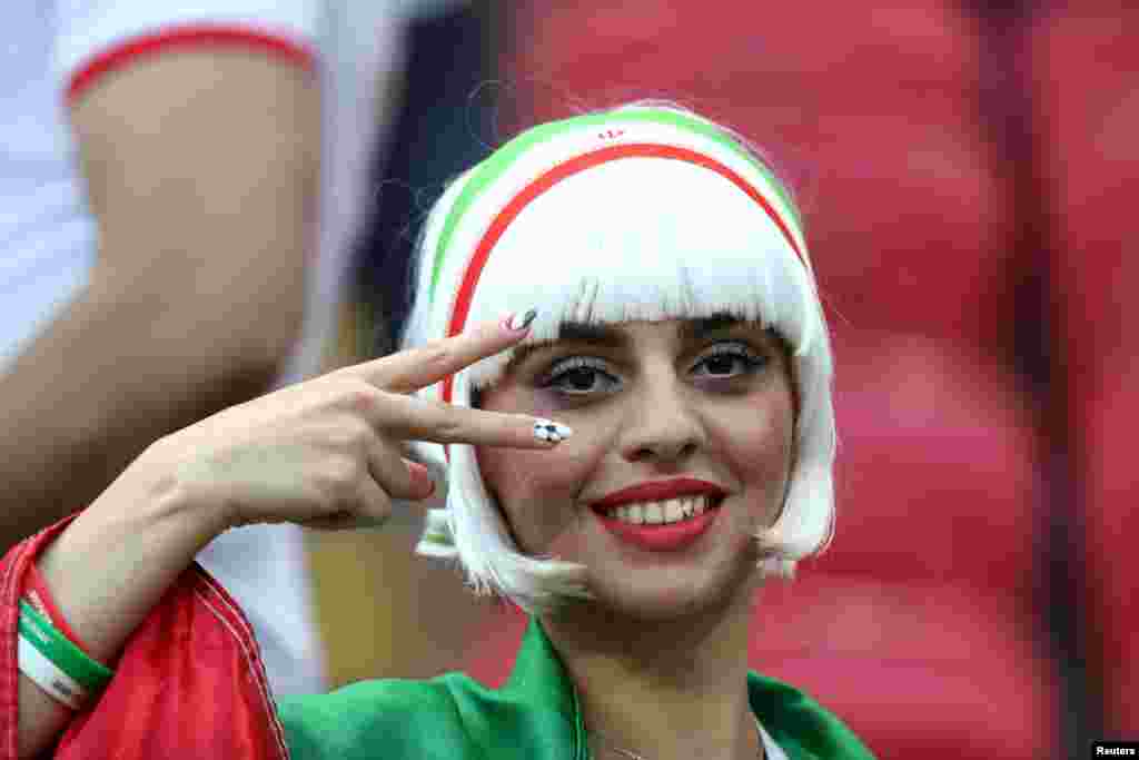 خوشحالی زن ایرانی پیش از آغاز بازی های ایران و اسپانیا در ورزشگاه روسیه. ایران این بازی را با شکست یک بر صفر به پایان برد. &nbsp;